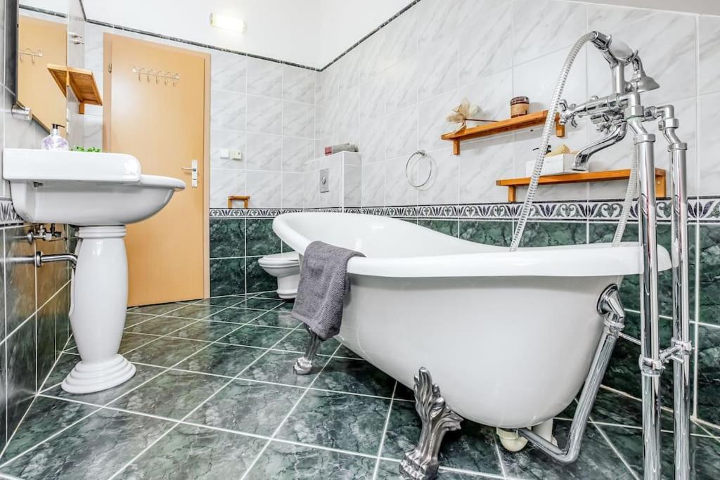 Apartamento Utulny A Prostorny Podkrovni S Krbovymi Kamny