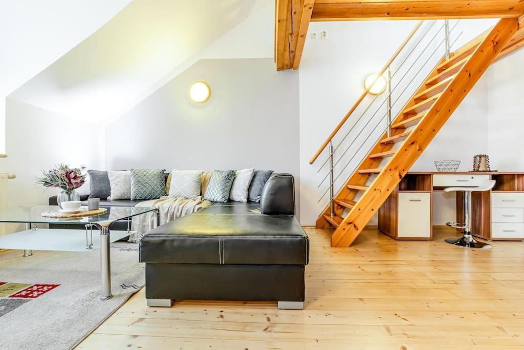 Utulny A Prostorny Podkrovni S Krbovymi Kamny Apartment